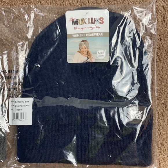 Women’s Muk Luks Cuff Beanie Set Dark Gray & Navy - Picture 2 of 5